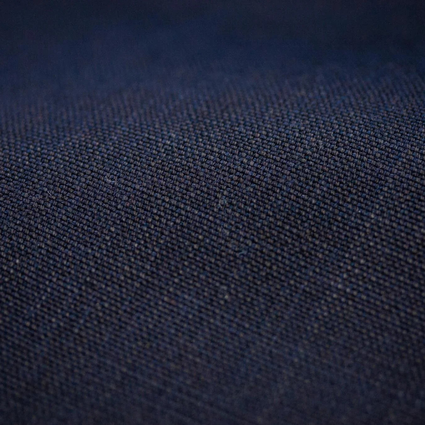 Detailaufnahme japanischer Twill-Stoff in Oliv, hochwertige Webstruktur, Denim-Material