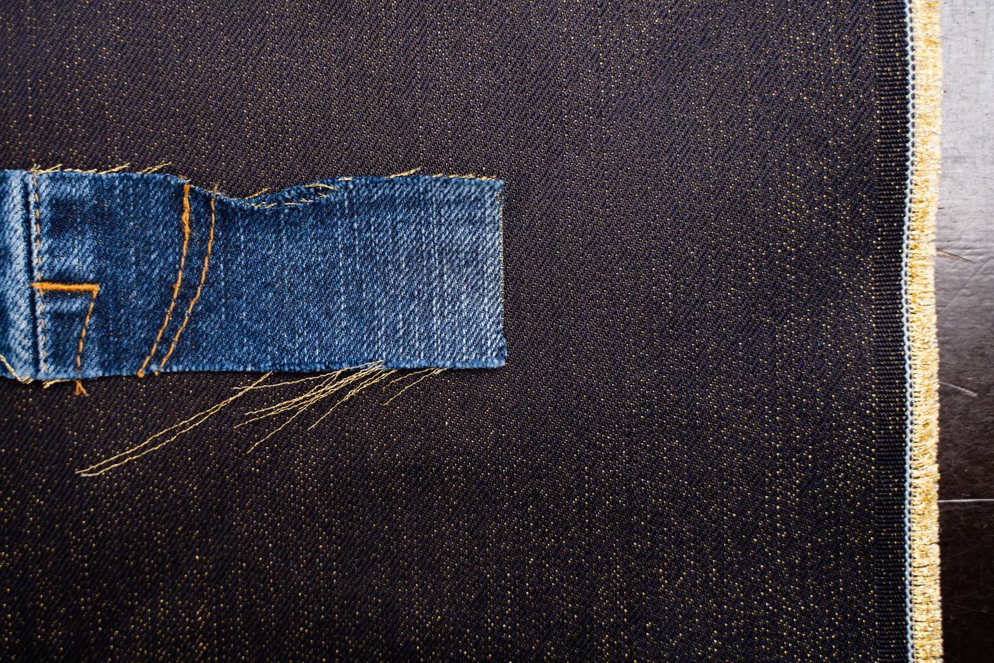D-007 golden-blauer Indigo Selvage Denim (12,5 oz) – Detailansicht der Gewebestruktur