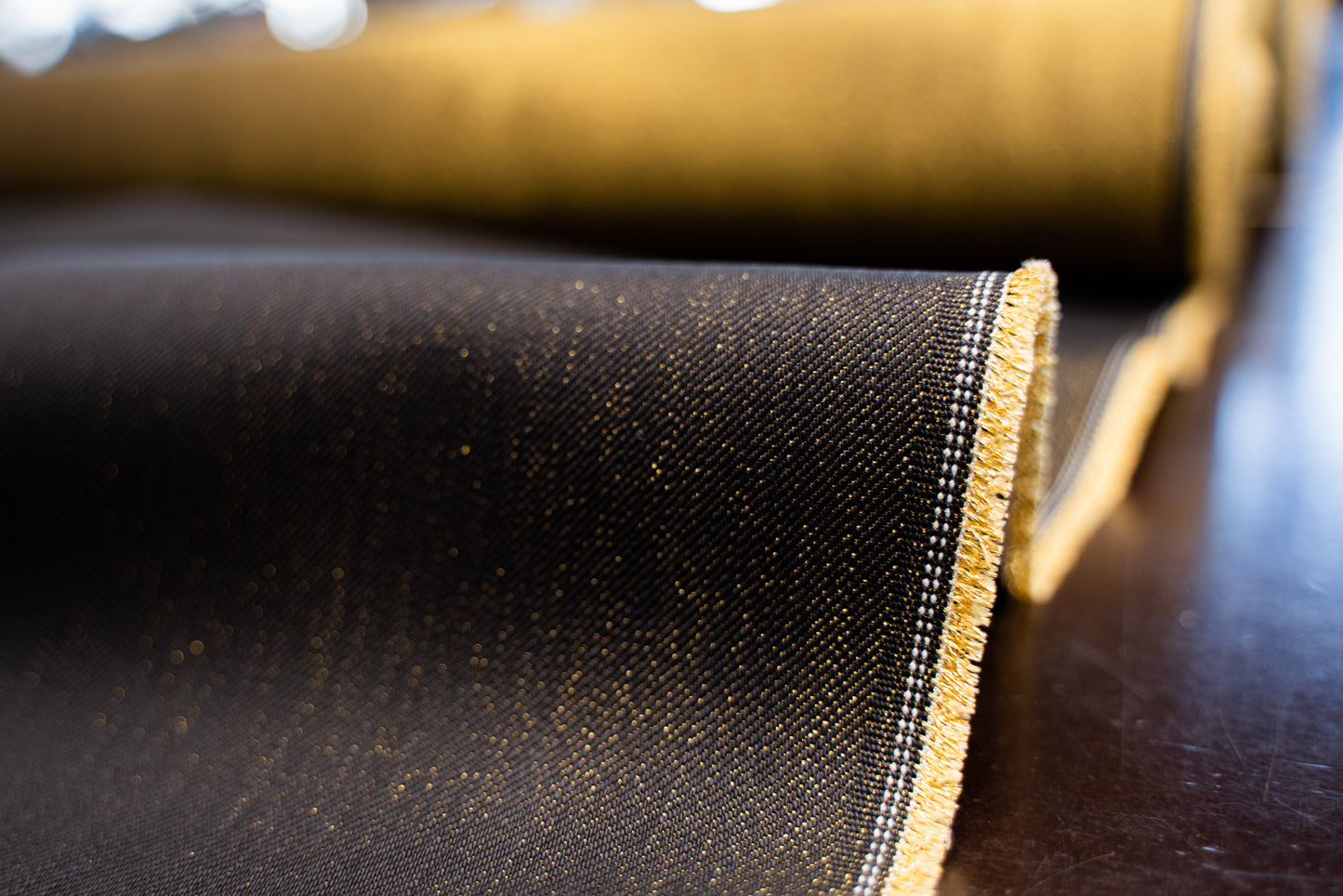 D-008 golden-schwarzer Selvage Denim (12,5 oz) – Stoffrolle mit sichtbarer Webkante
