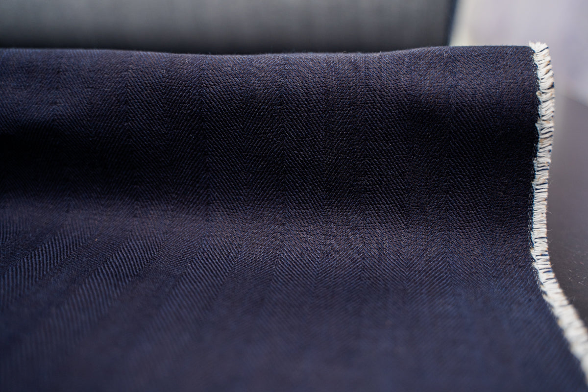 D-024 Selvage Denim (9,8 oz) – Stoffrolle mit sichtbarer Webkante und Köperstruktur