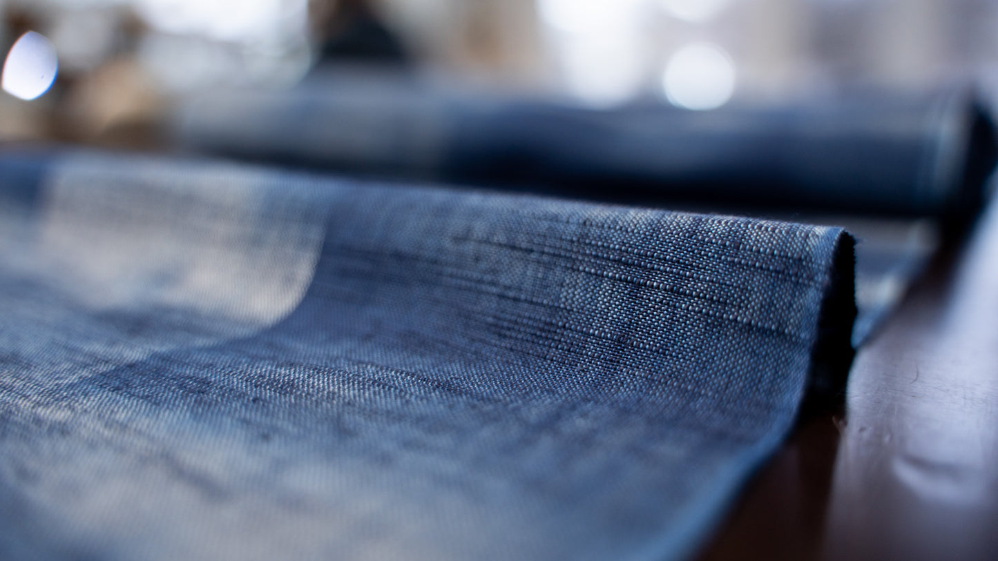 K-003 Kasuri Selvage Denim (5 oz) – Stoffrolle mit sichtbarer Webkante und Köperstruktur