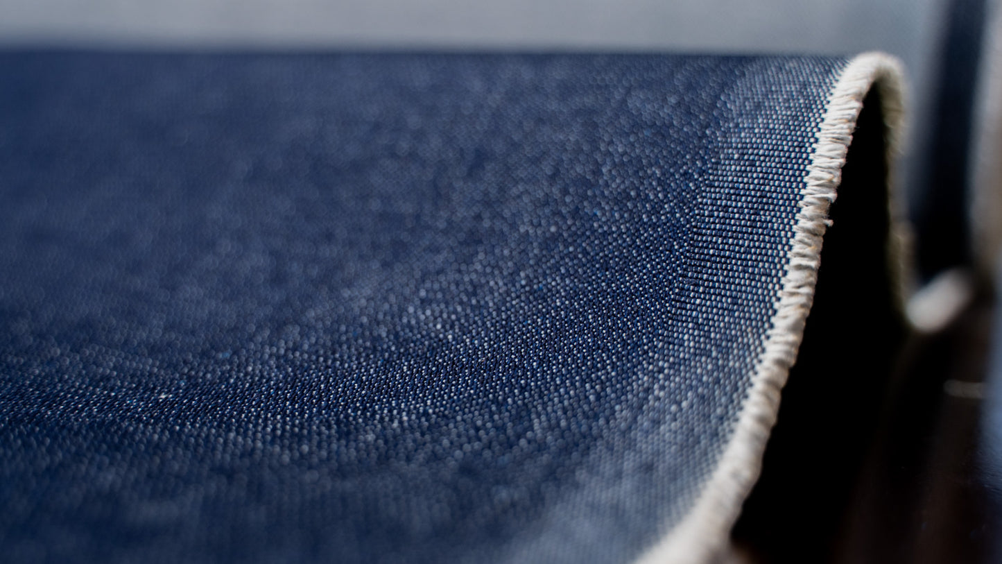 D-002 Indigo Broken-Twill Selvage Denim (13 oz) – Stoffrolle mit sichtbarer Webkante und Köperstruktur