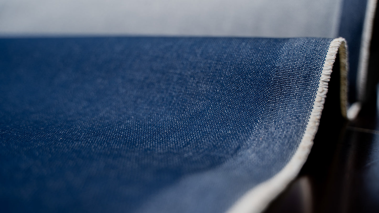 D-003 antikblauer Indigo Broken-Twill Selvage Denim (13 oz) – Stoffrolle mit sichtbarer Webkante und Köperstruktur