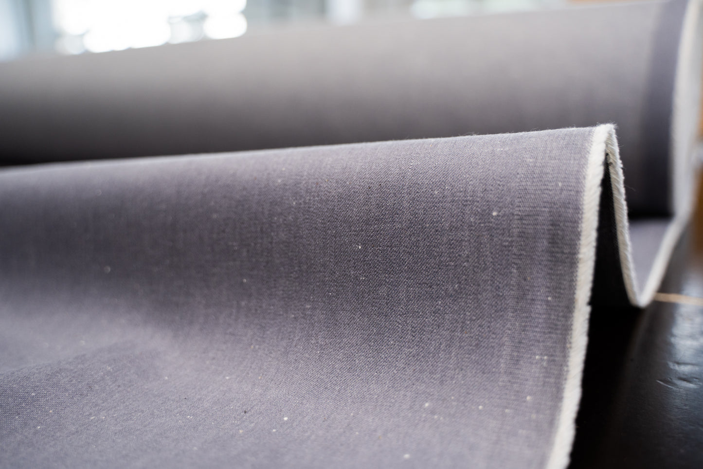 D-005 hellgrauer Neppy Selvage Denim (11 oz) – Stoffrolle mit sichtbarer Webkante und Köperstruktur