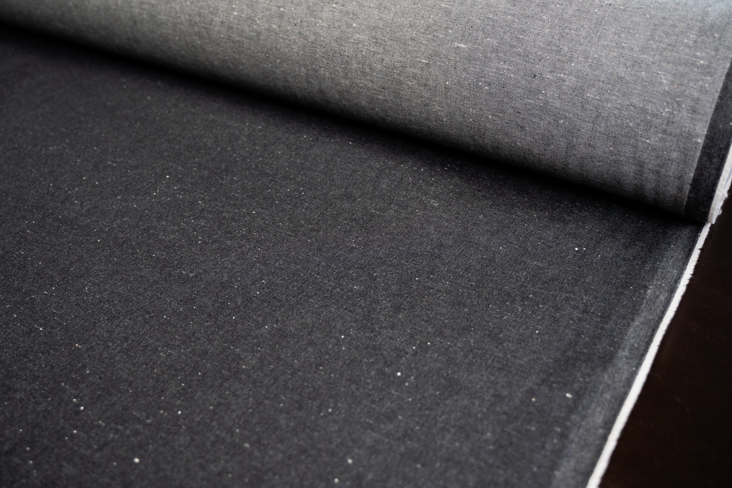 D-006 anthrazitfarbener Neppy Selvage Denim (11 oz) – Stoffbahn in voller Breite mit Webkante