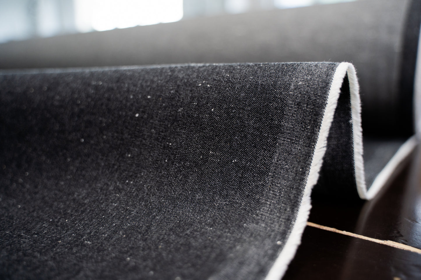 D-006 anthrazitfarbener Neppy Selvage Denim (11 oz) – Stoffrolle mit sichtbarer Webkante und Köperstruktur