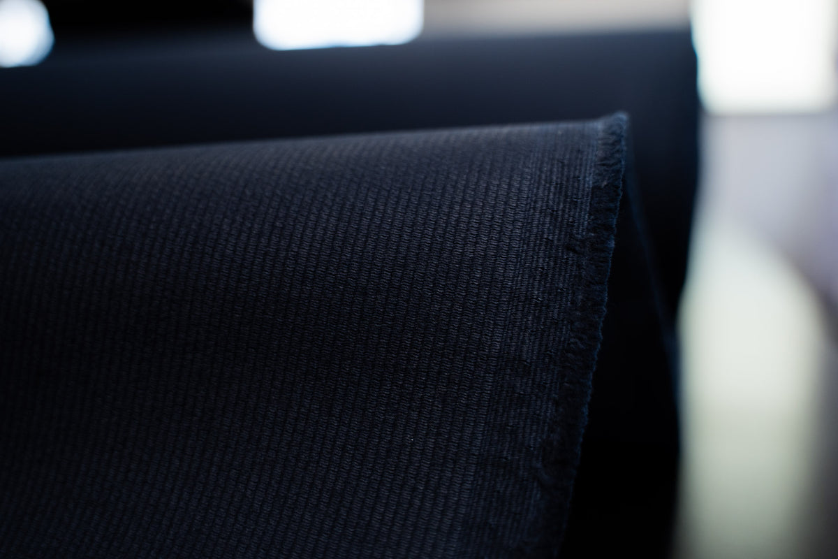 dunkelblauer Indigo Selvage-Stoff (16 oz) – Stoffrolle mit sichtbarer Webkante und Köperstruktur