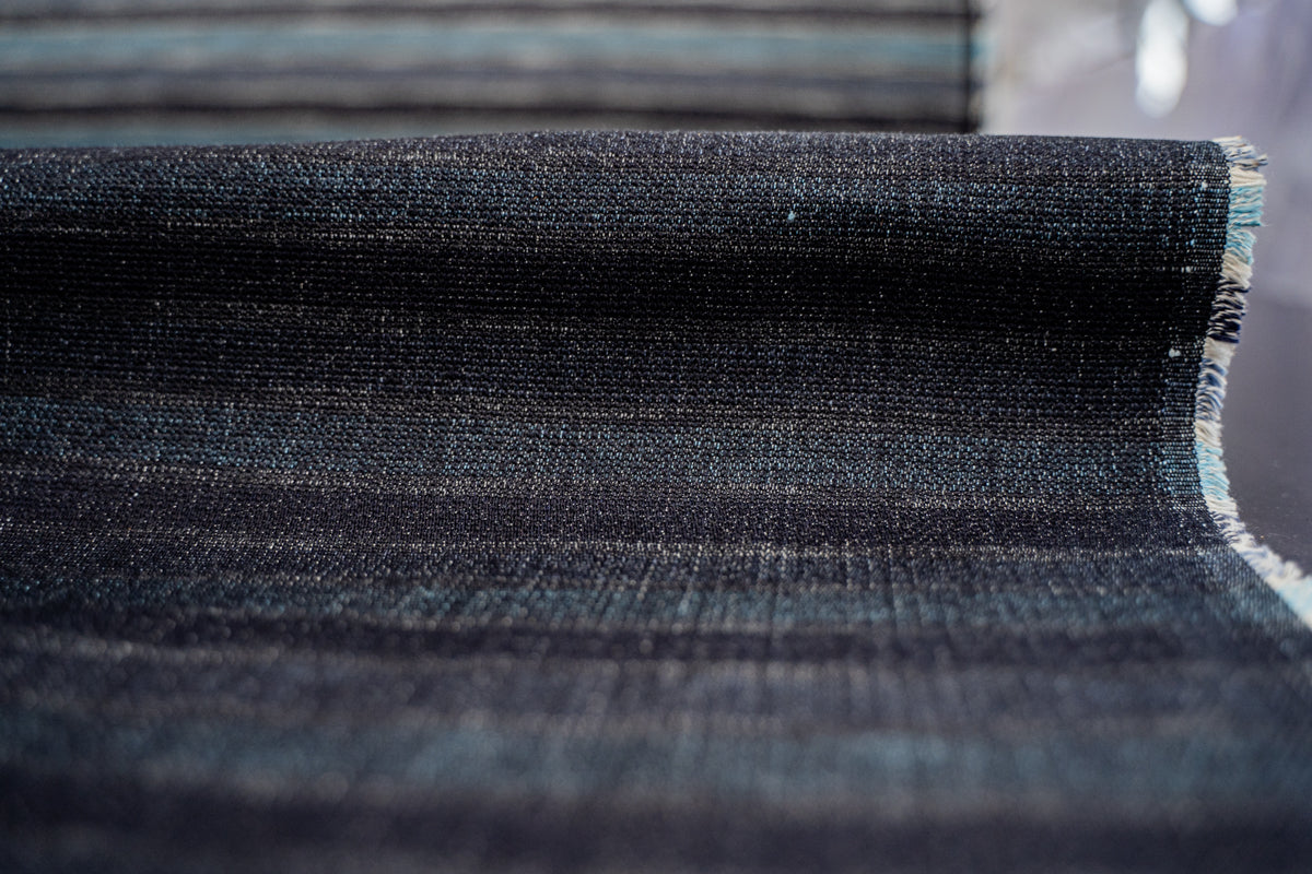 D-004 Indigo gestreifter Broken-Twill Selvage Denim (12 oz) – Stoffrolle mit sichtbarer Webkante und Köperstruktur