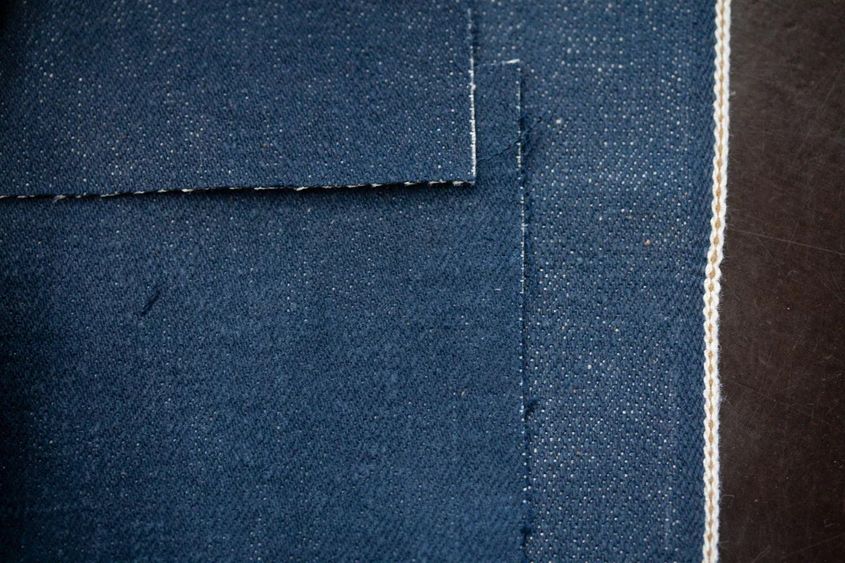 Detailaufnahme von blauem japanischem Denim Selvage Stoff mit sichtbarer Webkante