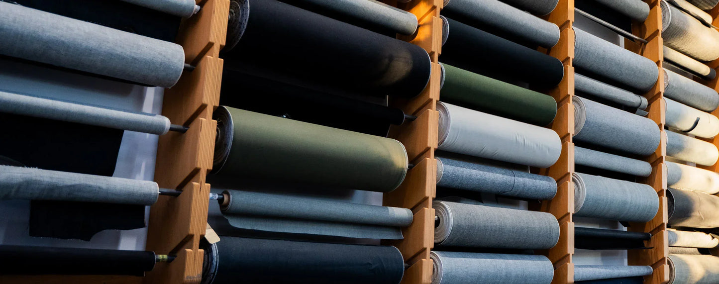 Rollen feinster japanischer Denim- und Selvage-Stoffe in verschiedenen Farben auf Regal